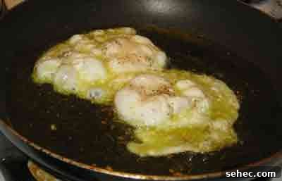 How to Fry Eggs Like a Greek Mom 7 Greek recipe for fried eggs with well-done eggs.