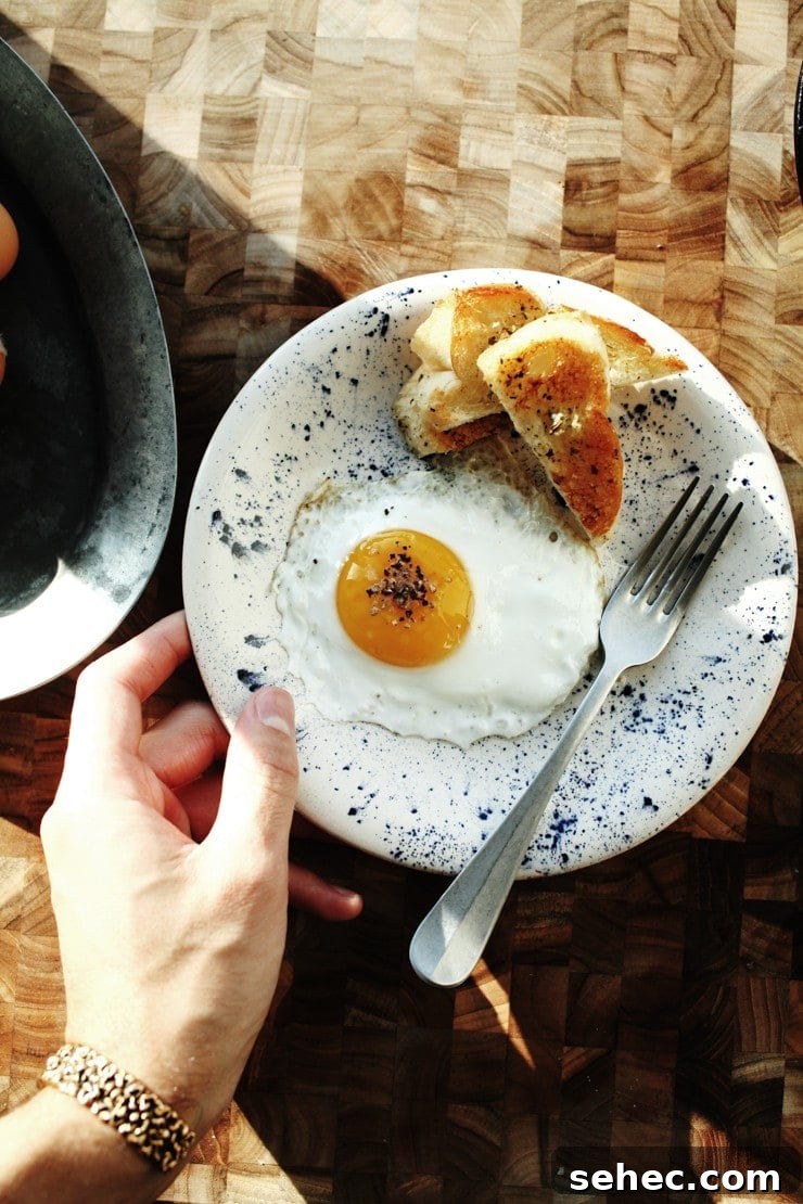 How to Fry an Egg Perfectly Every Time 5 Breakfast of Sunny-Side-Up Egg with Pepper