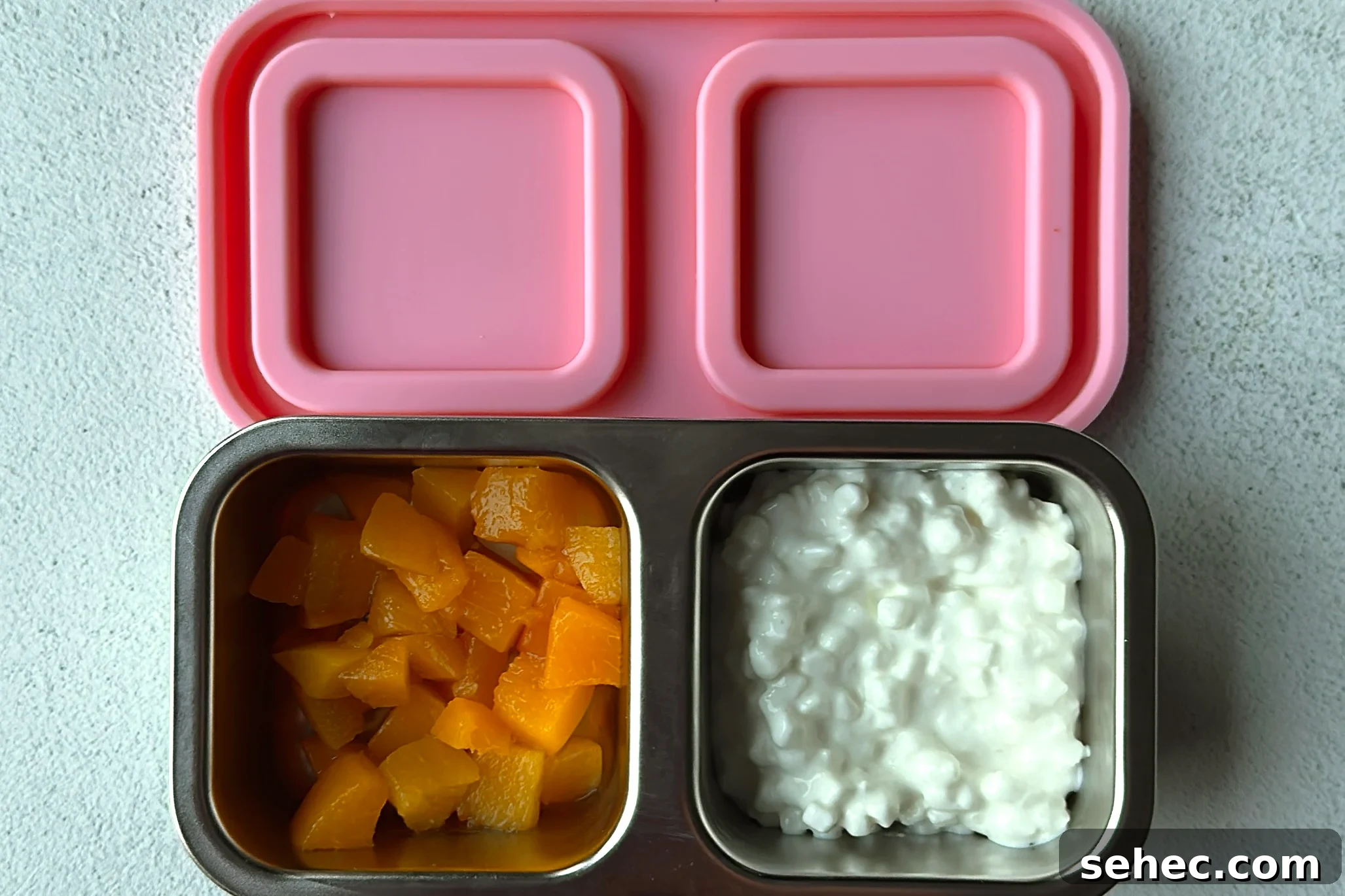 Nutritious School Snacks for Kids to Pack in Lunchboxes 15 Peaches and cottage cheese snackbox.