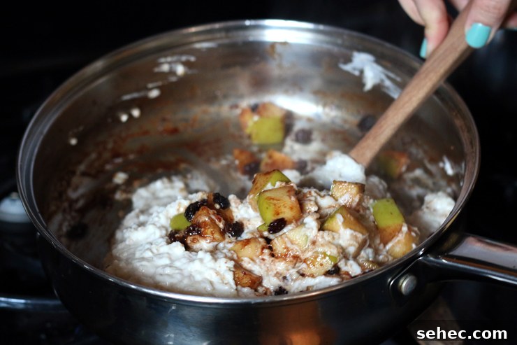 Blending apple compote with oatmeal Blending apple compote with oatmeal